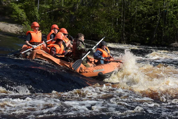 Região Karelia Rússia 2016 Rafting Turístico Uma Balsa Inflável Rio — Fotografia de Stock