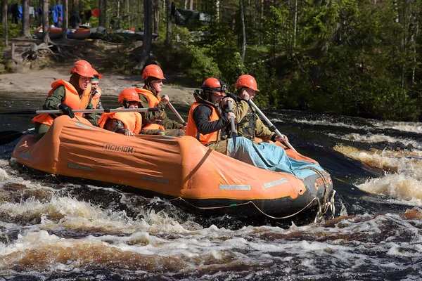 Região Karelia Rússia 2016 Rafting Turístico Uma Balsa Inflável Rio — Fotografia de Stock