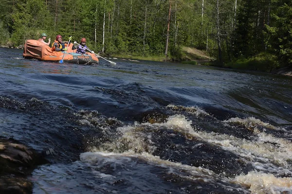 Região Karelia Rússia 2016 Rafting Turístico Uma Balsa Inflável Rio — Fotografia de Stock