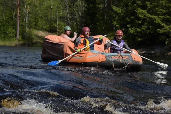 Região Karelia Rússia 2016 Rafting Turístico Uma Balsa Inflável Rio — Fotografia de Stock