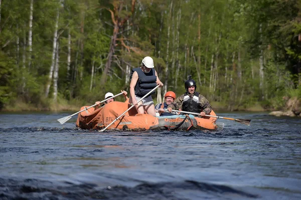 Região Karelia Rússia 2016 Rafting Turístico Uma Balsa Inflável Rio — Fotografia de Stock