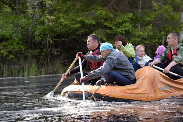 Karelia Region Russland 2016 Touristen Rafting Auf Einem Aufblasbaren Floß — Stockfoto
