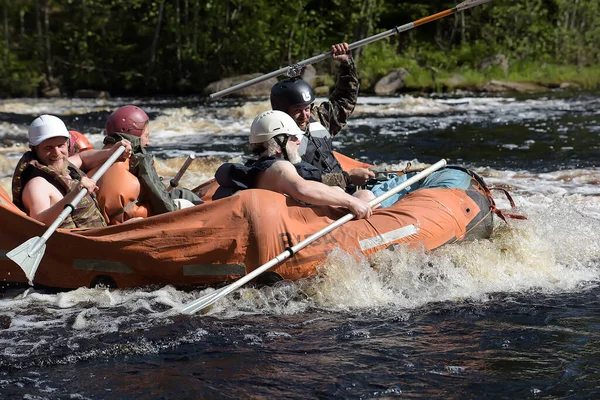 Região Karelia Rússia 2016 Rafting Turístico Uma Balsa Inflável Rio — Fotografia de Stock