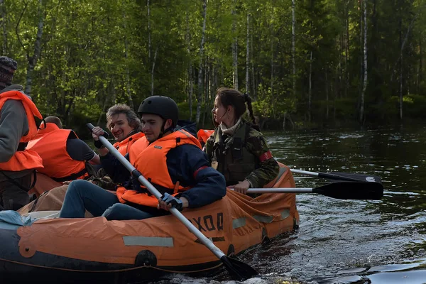 Karelia Region Russland 2016 Touristen Rafting Auf Einem Aufblasbaren Floß — Stockfoto