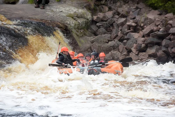 Região Karelia Rússia 2016 Rafting Turístico Uma Balsa Inflável Rio — Fotografia de Stock