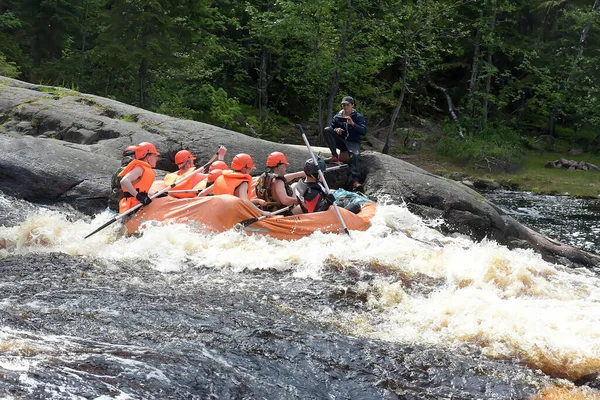 Região Karelia Rússia 2016 Rafting Turístico Uma Balsa Inflável Rio — Fotografia de Stock