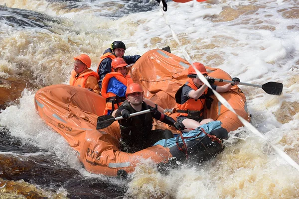 Região Karelia Rússia 2016 Rafting Turístico Uma Balsa Inflável Rio — Fotografia de Stock