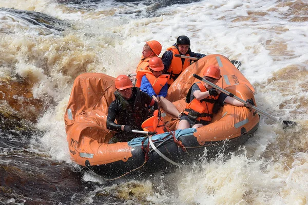 Karelia Region Russia 2016 游客从卡累利阿的急流中在河上漂流 — 图库照片