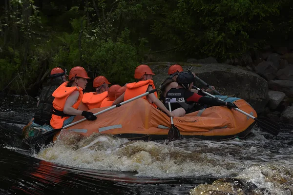 Karelia Region Russland 2016 Touristen Rafting Auf Einem Aufblasbaren Floß — Stockfoto