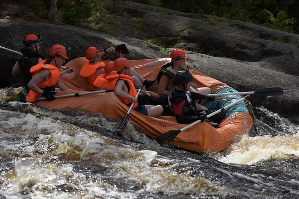 Região Karelia Rússia 2016 Rafting Turístico Uma Balsa Inflável Rio — Fotografia de Stock