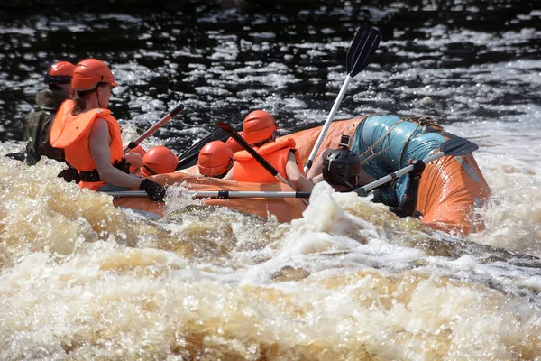 Región Karelia Rusia 2016 Rafting Turístico Una Balsa Inflable Río —  Fotos de Stock