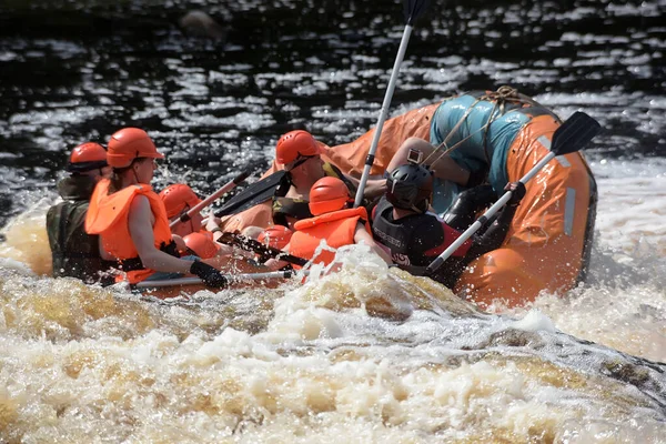 Karelia Region Russia 2016 游客从卡累利阿的急流中在河上漂流 — 图库照片