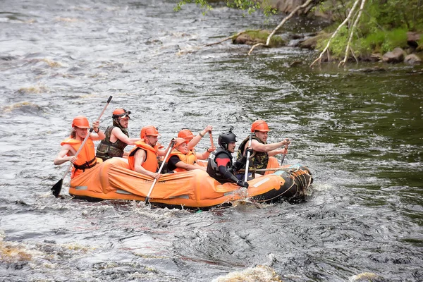 Región Karelia Rusia 2016 Rafting Turístico Una Balsa Inflable Río —  Fotos de Stock