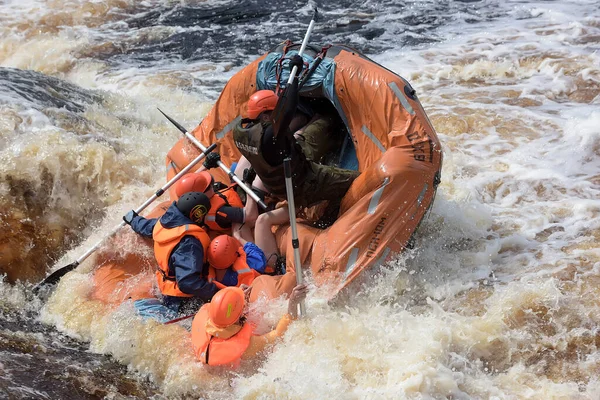 Región Karelia Rusia 2016 Rafting Turístico Una Balsa Inflable Río Fotos de stock