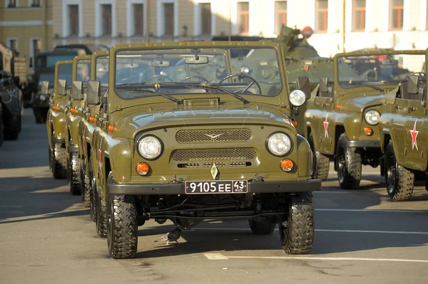 ロシア サンクトペテルブルク07 2016勝利パレードの準備のためのUaz軍用車両 — ストック写真