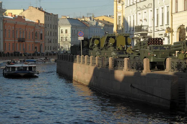 Rusya Petersburg 2016 Zafer Yürüyüşü Hazırlıkları Için Askeri Araç Donanım — Stok fotoğraf