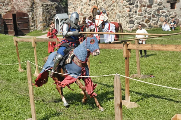 Rússia São Petersburgo 2016 Cavaleiro Cavalo Armadura Militar Torneio Cavalaria — Fotografia de Stock