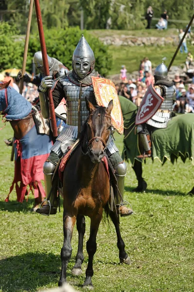 Rusia San Petersburgo 2016 Caballero Caballo Con Armadura Militar Torneo —  Fotos de Stock