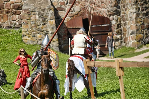 Rússia São Petersburgo 2016 Cavaleiro Cavalo Armadura Militar Torneio Cavalaria — Fotografia de Stock