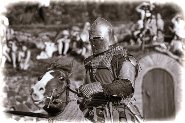 Rússia São Petersburgo 2016 Cavaleiro Cavalo Armadura Militar Torneio Cavalaria — Fotografia de Stock