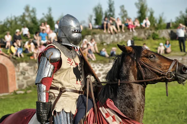 Rússia São Petersburgo 2016 Cavaleiro Cavalo Armadura Militar Torneio Cavalaria — Fotografia de Stock