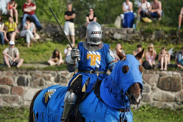 Rússia São Petersburgo 2016 Cavaleiro Cavalo Armadura Militar Torneio Cavalaria — Fotografia de Stock