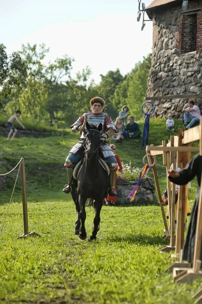 Rusia San Petersburgo 2016 Caballero Caballo Con Armadura Militar Torneo — Foto de Stock