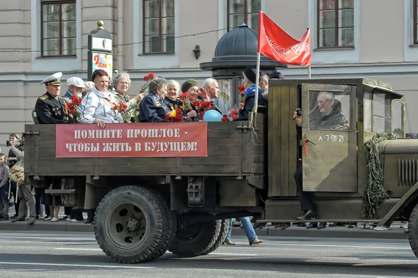 2014年5月30日圣彼得堡 参加伟大卫国战争胜利阅兵式的老兵和封锁士兵 — 图库照片