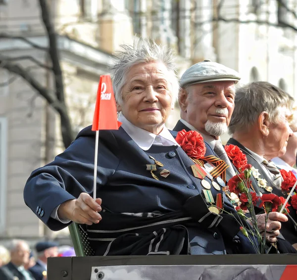 2014年5月30日圣彼得堡 参加伟大卫国战争胜利阅兵式的老兵和封锁士兵 — 图库照片