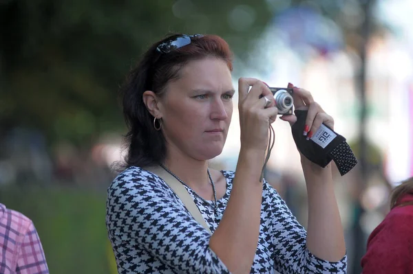 Rosja Sankt Petersburg 2016 Fotografowie Widzowie Kamerami Festiwalu Motor Show — Zdjęcie stockowe