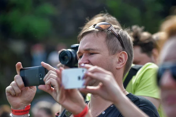 Rosja Sankt Petersburg 2016 Fotografowie Widzowie Kamerami Festiwalu Motor Show — Zdjęcie stockowe