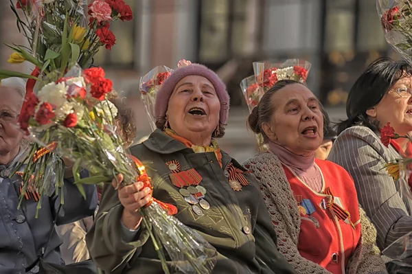 2014年5月30日圣彼得堡 参加伟大卫国战争胜利阅兵式的老兵和封锁士兵 — 图库照片