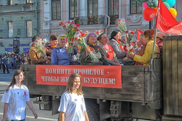 2014年5月30日圣彼得堡 参加伟大卫国战争胜利阅兵式的老兵和封锁士兵 — 图库照片