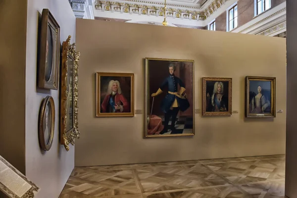 Rosja Sankt Petersburg 2014 Muzeum Zamku Michajłowskiego Obrazy Ścianach — Zdjęcie stockowe