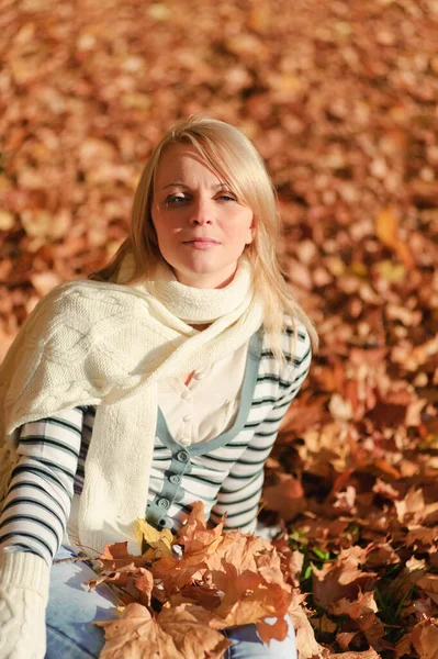 Mujer Rubia Feliz Guantes Bufanda Otoño Parque — Foto de Stock