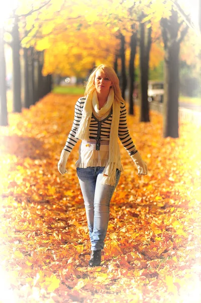 Parkta Sonbaharda Eldivenli Atkılı Mutlu Sarışın Kadın — Stok fotoğraf