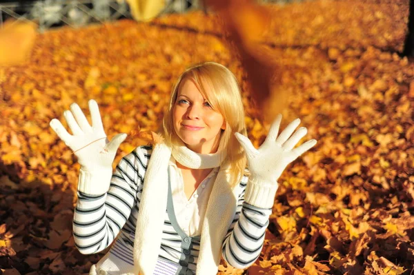 Felice Donna Bionda Guanti Sciarpa Autunno Nel Parco — Foto Stock