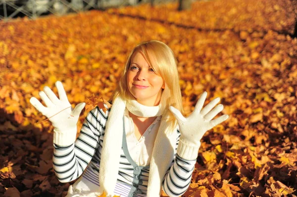 Glad Blond Kvinna Handskar Och Halsduk Hösten Parken — Stockfoto