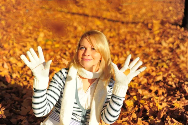 Ευτυχισμένη Ξανθιά Γυναίκα Γάντια Και Μαντήλι Φθινόπωρο Στο Πάρκο — Φωτογραφία Αρχείου