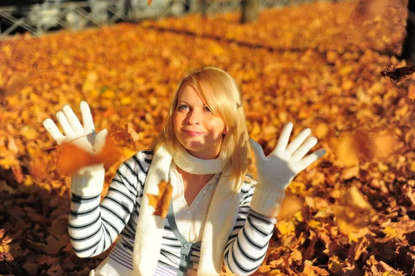 Šťastná Blondýna Žena Rukavicích Šálu Podzim Parku — Stock fotografie