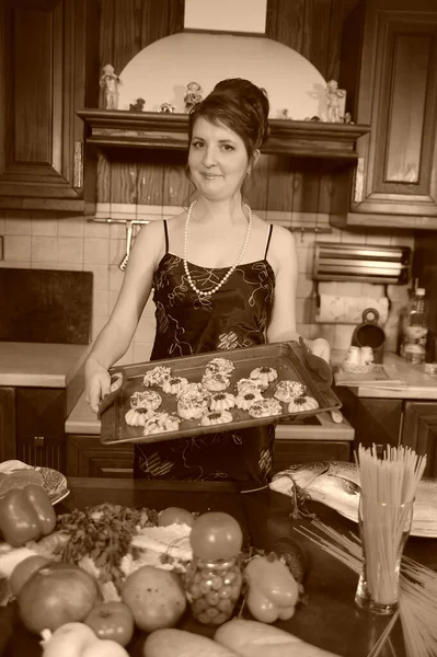 Gospodyni Domowa Kuchni Ciastkami Tacy — Zdjęcie stockowe