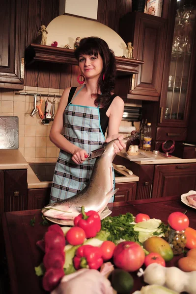 Jeune Femme Foyer Dans Cuisine Avec Gros Poisson — Photo