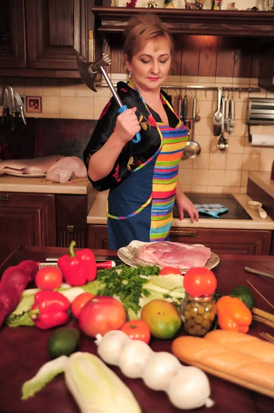 Mutfakta Önlüklü Hanımı Eti Kesiyor — Stok fotoğraf