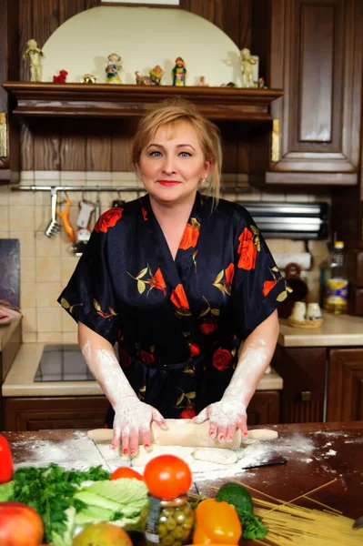 Femme Foyer Dans Cuisine Avec Pâte Pâtisserie — Photo