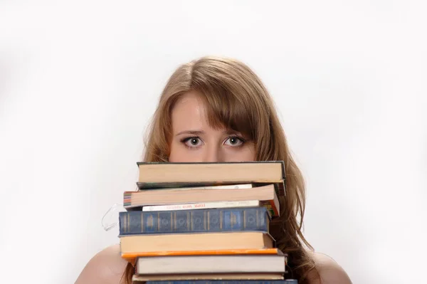 Hermosa Estudiante Rubia Estudio Entre Los Muchos Libros — Foto de Stock