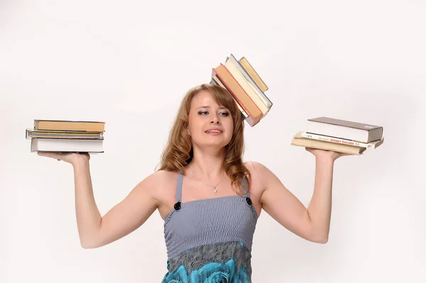 Bela Estudante Loira Estúdio Entre Muitos Livros — Fotografia de Stock