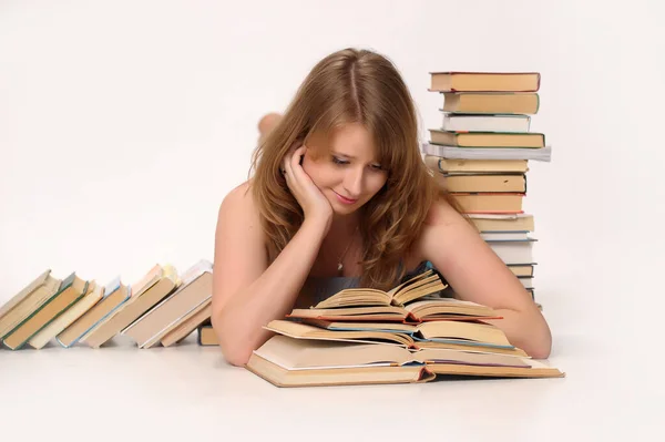 Schöne Blonde Studentin Atelier Unter Den Vielen Büchern — Stockfoto