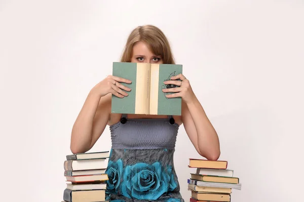 Красива Студентка Блондинки Студії Серед Багатьох Книг — стокове фото