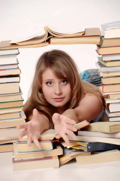 Bela Estudante Loira Estúdio Entre Muitos Livros — Fotografia de Stock