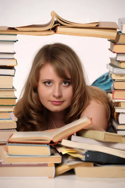 Hermosa Estudiante Rubia Estudio Entre Los Muchos Libros —  Fotos de Stock